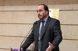 Justiça devolve caso sobre “rachadinha” de Carlos Bolsonaro