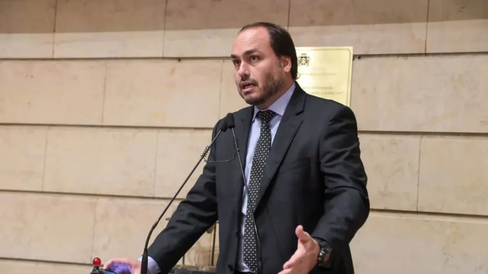 Justiça devolve caso sobre “rachadinha” de Carlos Bolsonaro