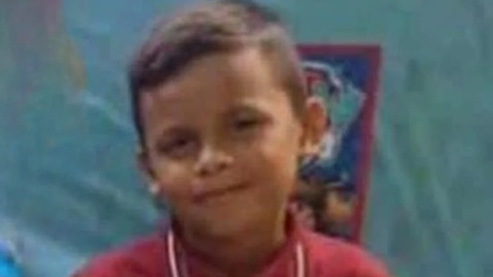 Bala perdida: criança morre em tiroteio entre facções de Manaus
