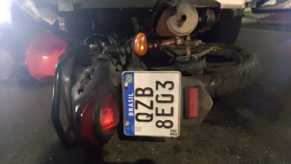 Acidente de trânsito entre micro-ônibus e moto deixa dois homens mortos em Manaus