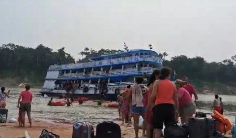 VÍDEO: barco naufraga e passageiros se desesperam no Rio Juruá, no AM