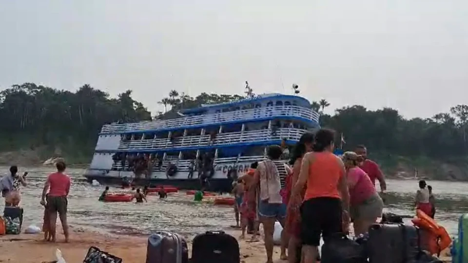 VÍDEO: barco naufraga e passageiros se desesperam no Rio Juruá, no AM