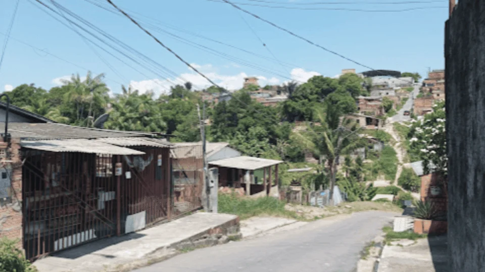 Vítima de estupro reconhece vizinho como abusador e reage em Manaus