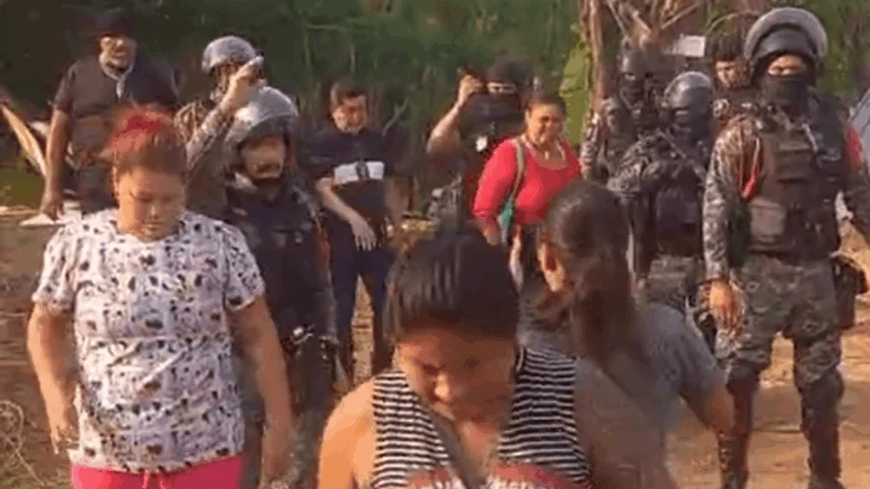 Moradores denunciam violência policial e se revoltam com destruição de casas em Manaus