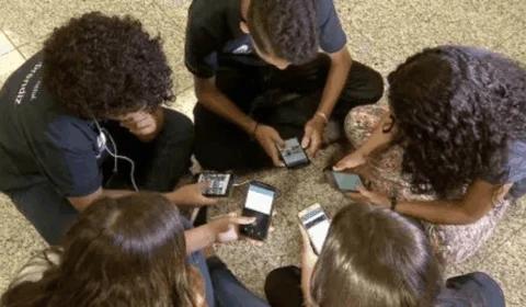 Proibição de celulares nas escolas: PL é aprovado por deputados de São Paulo