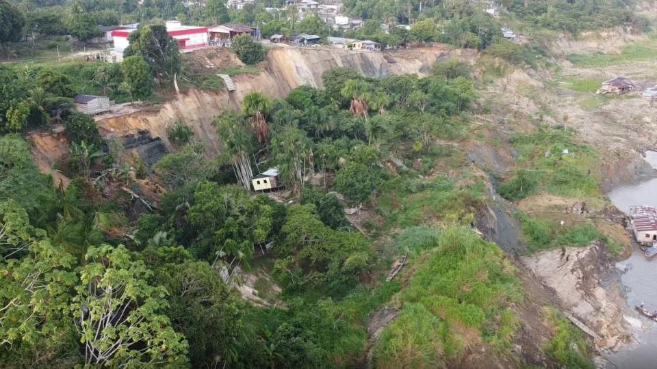 Desmoronamento no AM: vídeo mostra destruição que desabrigou famílias