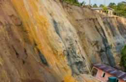 Desmoronamento atinge 30 casas e outras 10 são destruídas no AM