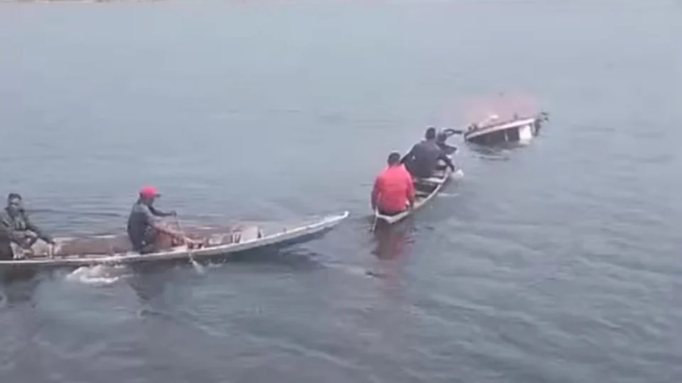 VÍDEO: Embarcação naufraga com sete pessoas após acidente em Parintins