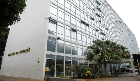 Brasil investe menos em educação do que países ricos, diz OCDE