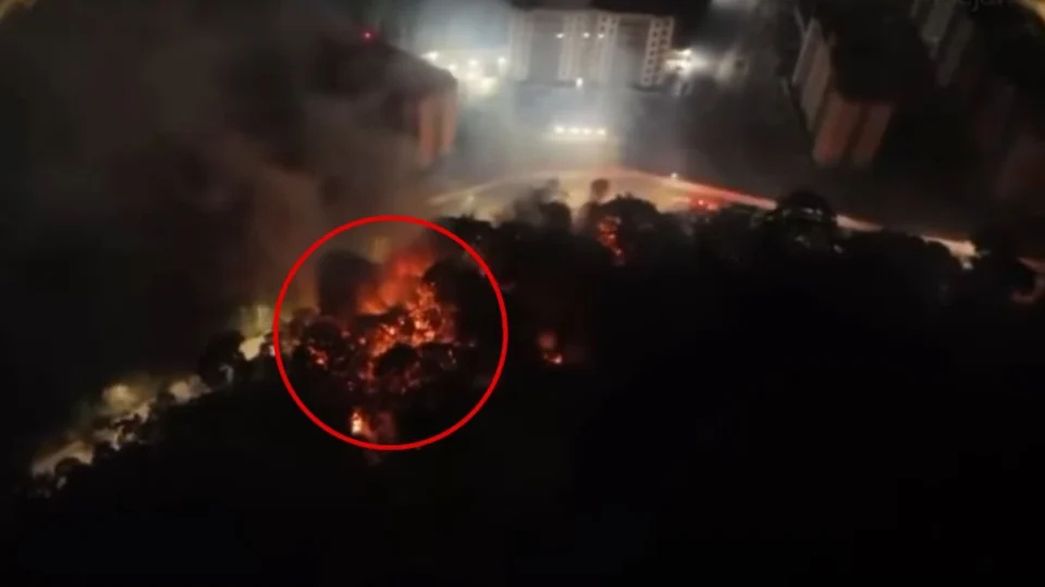 Incêndio próximo a condomínios atinge 4 mil metros quadrados na Ponta Negra em Manaus