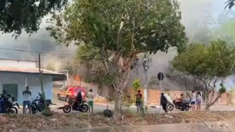 VÍDEO: incêndio devasta vegetação em terreno na zona Sul de Manaus