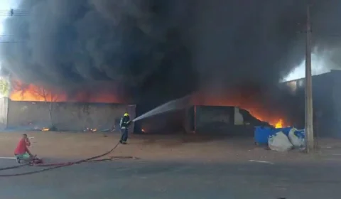 Incêndio em galpão de reciclagem assusta moradores de Palmas