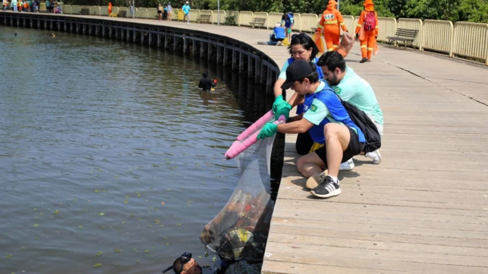 Ação no DF retira mais de 1,5 mil quilos de lixo do Lago Paranoá