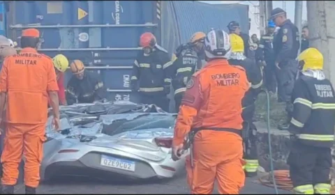 Motorista morre após carreta tombar em cima de carro em Manaus; veja imagens