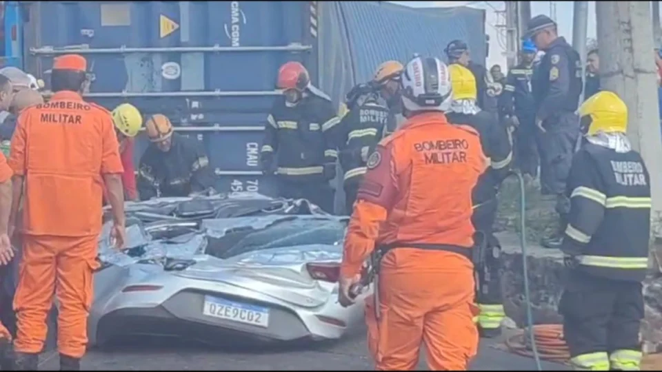 Motorista morre após carreta tombar em cima de carro em Manaus; veja imagens