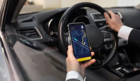 VÍDEO: Mulher é deixada bêbada em carro de motorista de APP em Manaus