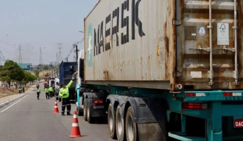 Operação autua mais de 30 veículos em mau estado de conservação em Manaus