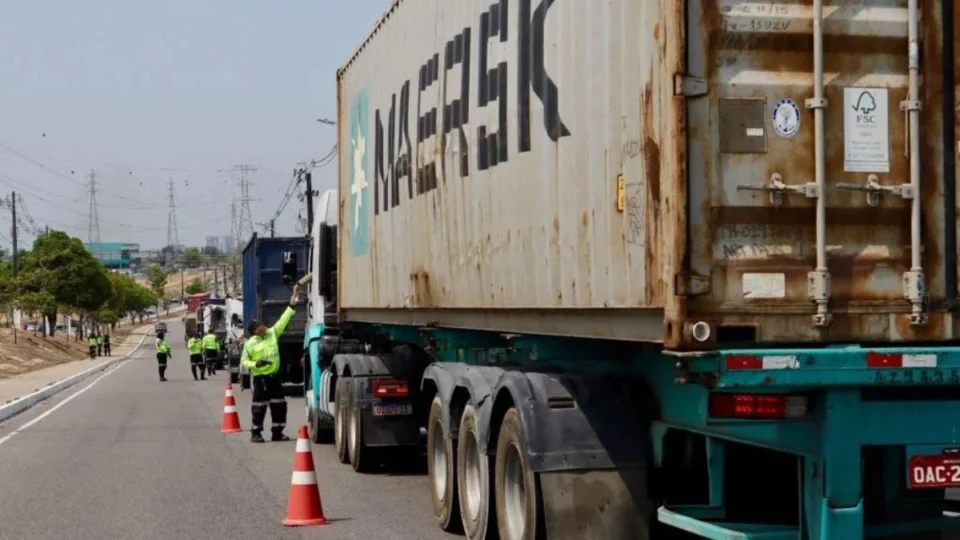 Operação autua mais de 30 veículos em mau estado de conservação em Manaus