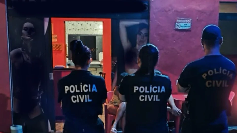 RO: Gerente de casa de prostituição é presa por exploração sexual de adolescente