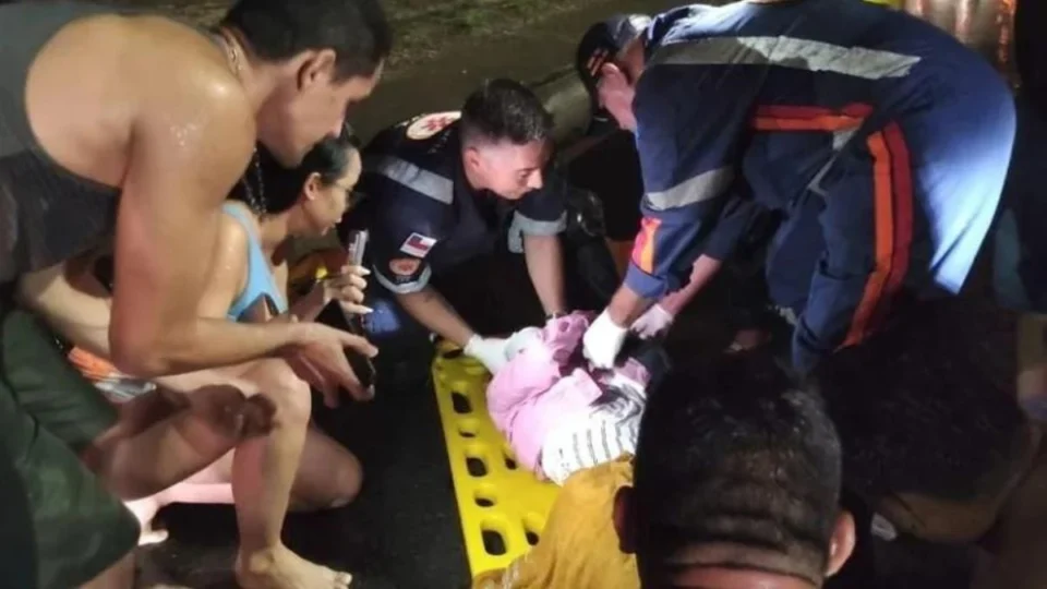 Passageira de moto por APP fica ferida após colisão com carro em Manaus