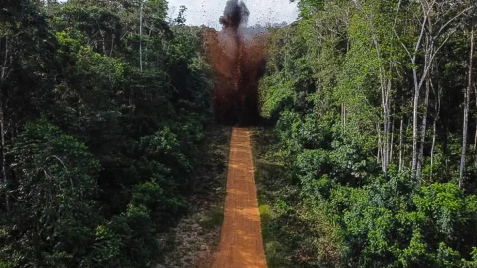 Operação destrói pista ilegal usada por garimpeiros na Terra Yanomami