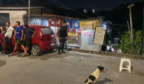 VÍDEO: pistoleiros executam homem com 9 tiros na cabeça em frente a mercadinho em Manaus
