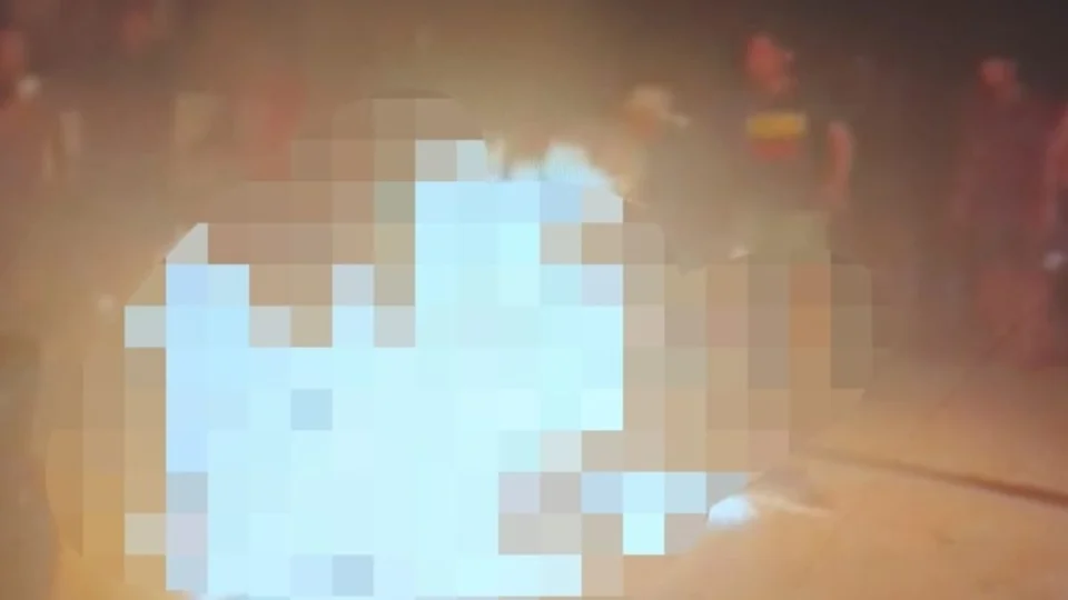 VÍDEO: População revoltada invade delegacia e queima homem suspeito de estuprar bebê no AM