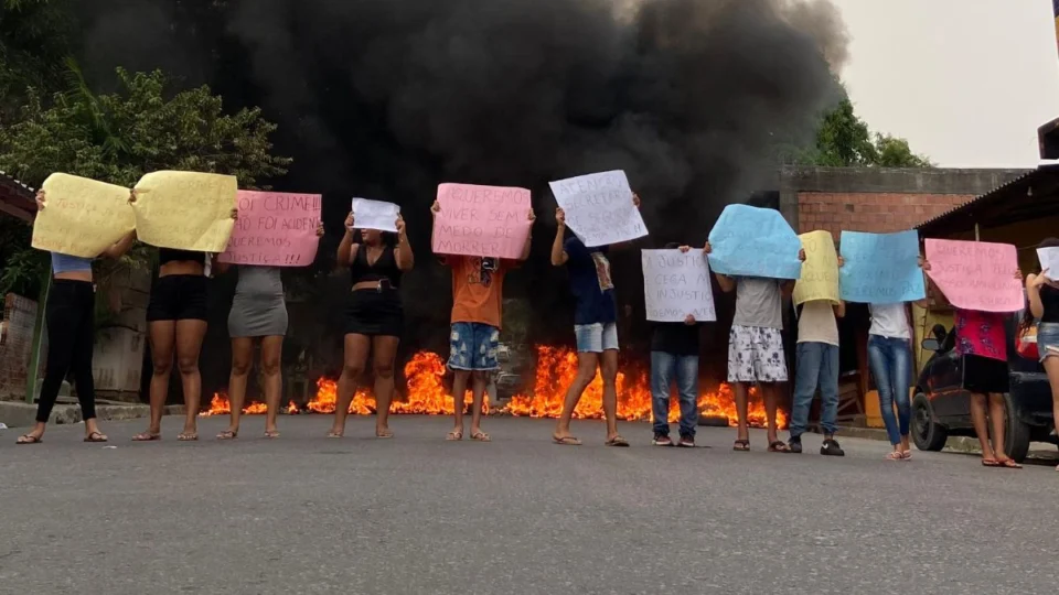 VÍDEO: População se manifesta pela morte de criança em briga de facções em Manaus