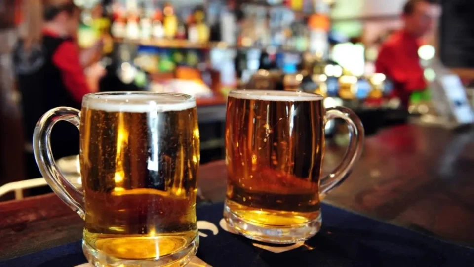 Refrigerante ou cerveja: qual bebida é a mais saudável?