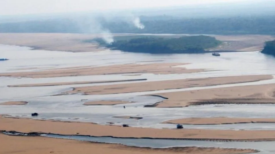 Rio Madeira se transforma em bancos de areia com seca extrema