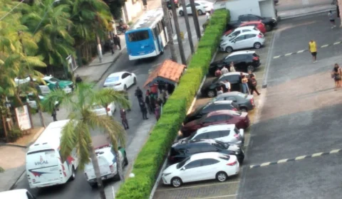 VÍDEO: tiroteio em ponto de ônibus deixa quatro baleados em Manaus
