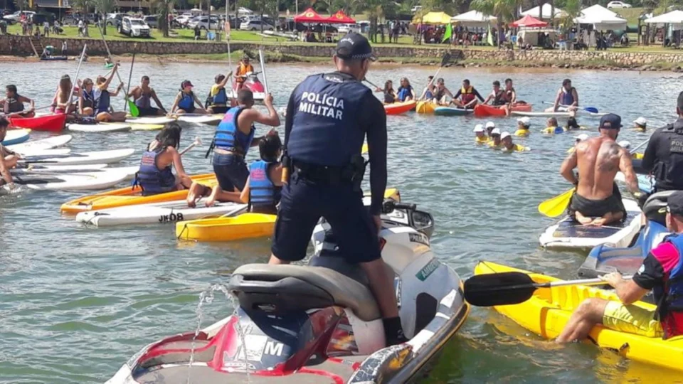 Calor e 152 dias sem chuva levam população do DF ao Lago Paranoá
