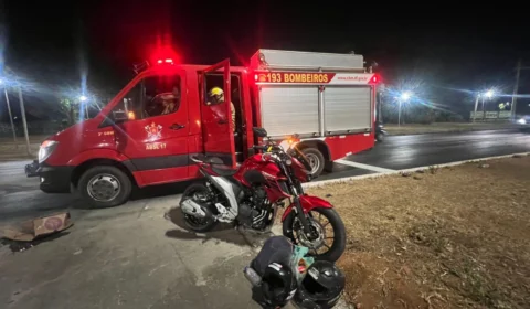 Motorista foge após avançar sinal e atropelar motociclista em Brasília