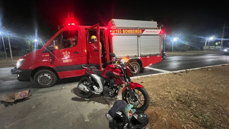 Motorista foge após avançar sinal e atropelar motociclista em Brasília