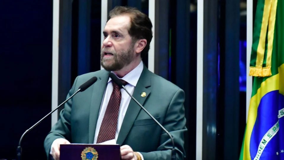 Plínio Valério critica ‘inoperância’ de Marina Silva diante dos incêndios