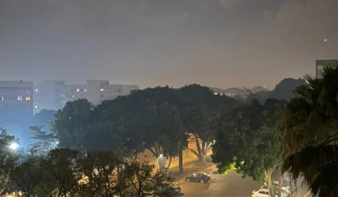 A tarde cai e a fumaça em Brasília continua incomodando