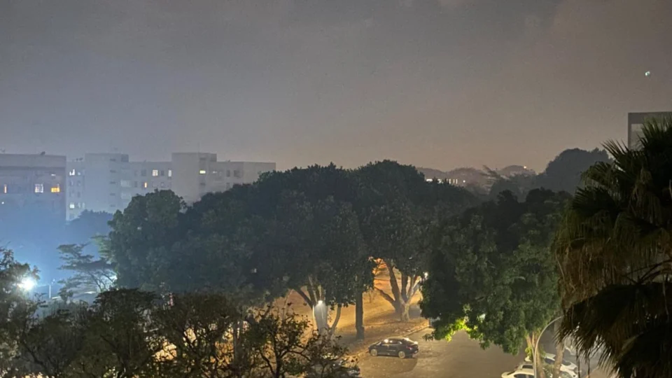 A tarde cai e a fumaça em Brasília continua incomodando