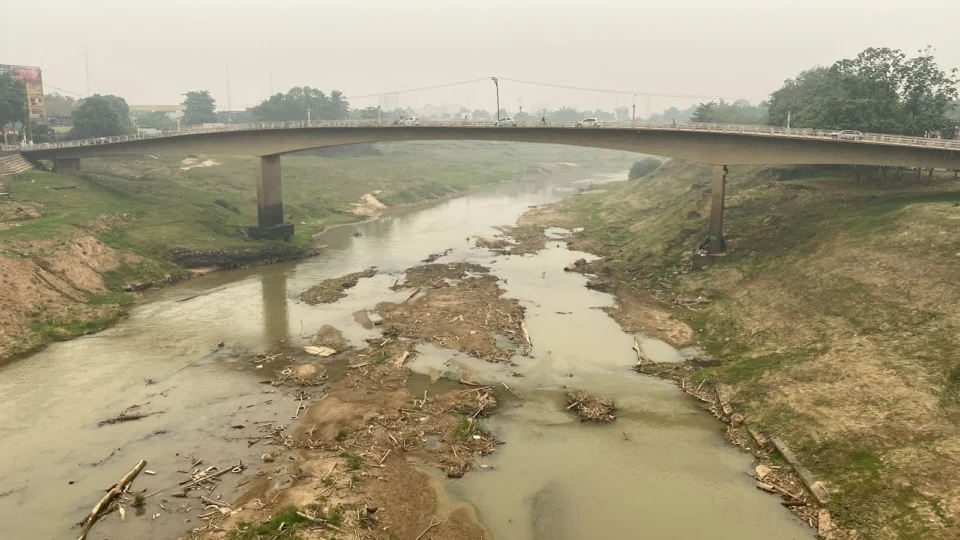 Rio Acre atinge menor marca e cidades tem o pior dia com fumaça