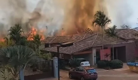 Vídeo: Fogo de incêndio chega na casa de ex-secretária do GDF em Brasília