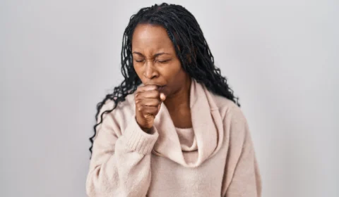 Como aliviar a tosse causada pela fumaça? Entenda o tratamento