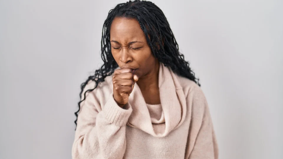 Como aliviar a tosse causada pela fumaça? Entenda o tratamento