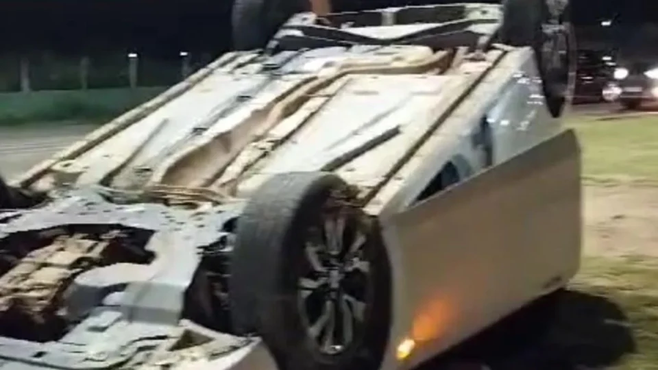 Carro capota após motorista avançar no sinal vermelho de um cruzamento em Boa Vista