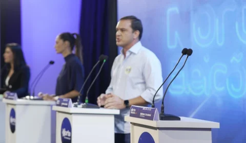 Debate em Parintins: Assayag e Valadares chamam Dianná de ‘fujona’ e ‘menina mimada’