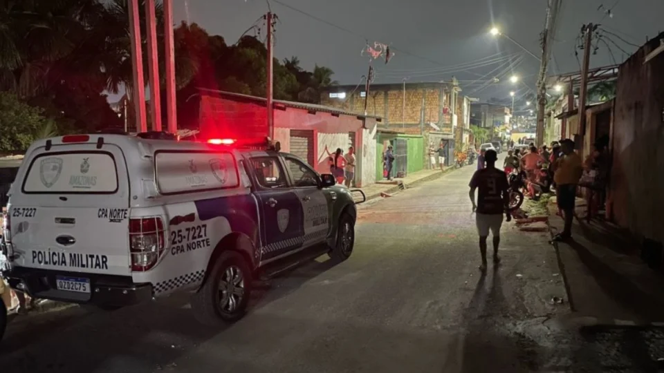 Homem é morto e mulher é baleada em banca de salgados em Manaus