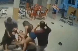 VÍDEO: homem leva socos em briga de condomínio em Manaus