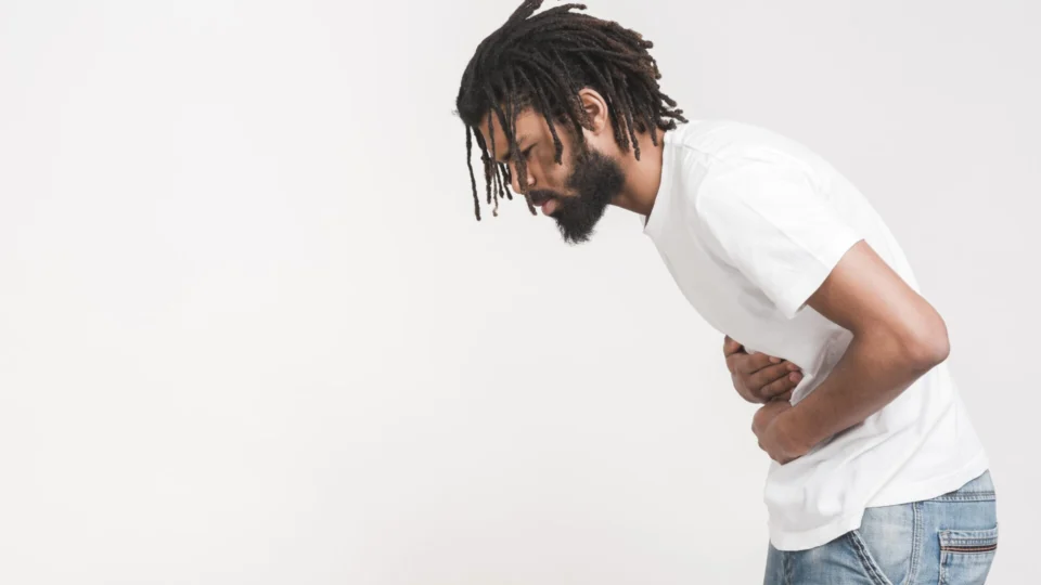 Esquistossomose: o inimigo invisível durante as enchentes; veja sintomas e dicas para previnir a barriga d’água