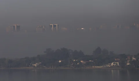 Fogo em Brasília: Situação se agrava e a capital amanhece tomada por fumaça