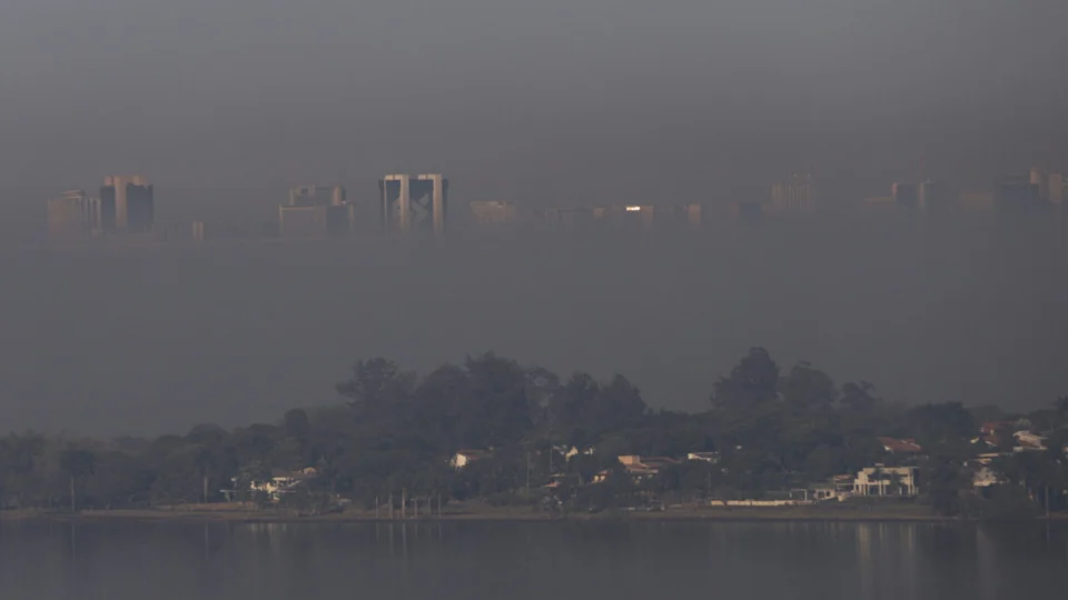 Fogo em Brasília: Situação se agrava e a capital amanhece tomada por fumaça