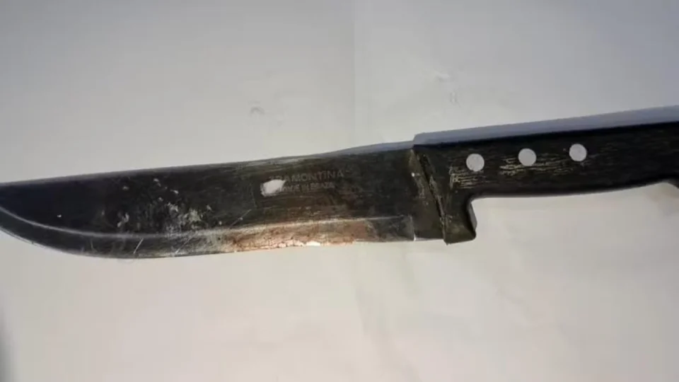 Em Rondônia, mulher é presa por cortar pênis do marido ao “falhar” na hora H