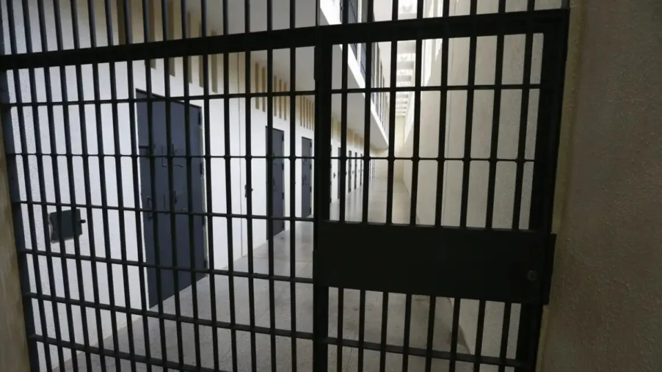 Detentos escapam após serrar grades de presídio em Porto Velho